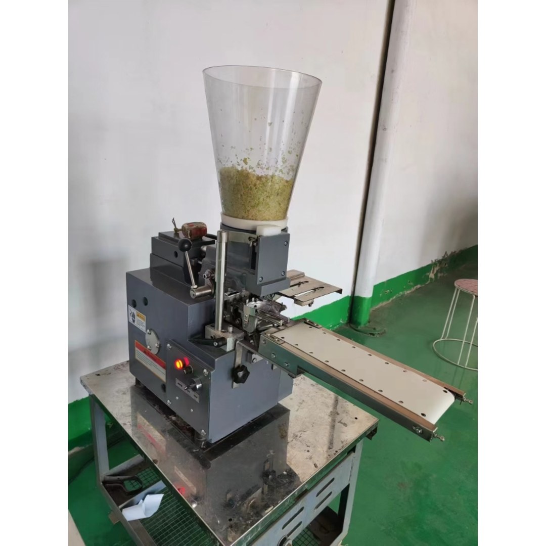Máquina semiautomática para envolver dumplings, gyozas y empanadas de 1.500 unidades/hora · F-60